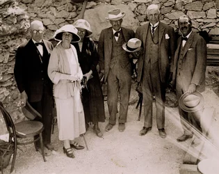 ハワード・カーター (1873-1939) と王家の谷のツタンカーメンの墓の発掘調査のそばに立つヨーロッパ人のグループ (ゼラチン・シルバー・プリント)