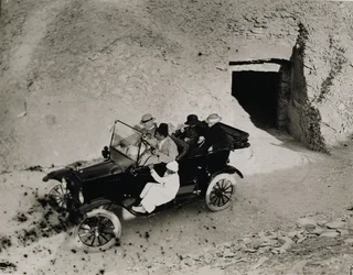 カーナーボン卿の王家の谷への最初の訪問: カーナーボン卿 (1866-1923) と自動車でのパーティー