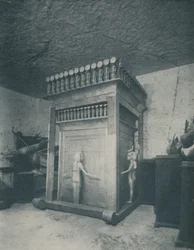 金でキラキラと輝く彫刻が施された天蓋の神社、c1935