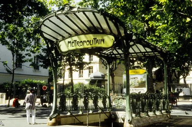 フランス、パリのアベス地下鉄駅
