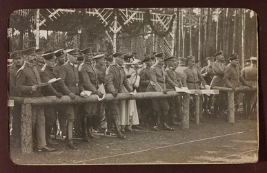 第一次世界大戦：「1914年から1916年にかけてのドイツ軍侵攻時のウクライナ。兵士の集団（モノクロ写真