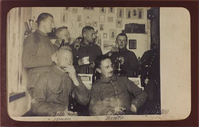 第一次世界大戦：「1914-1916年、ドイツ軍の侵攻下にあるウクライナ。休息時の兵士の集団（モノクロ写真