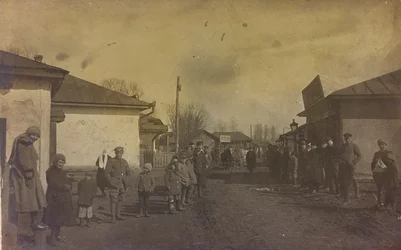 第一次世界大戦：「1914年から1916年にかけてのドイツ軍侵攻時のウクライナ。街の通りを歩く軍人と民間人（モノクロ写真
