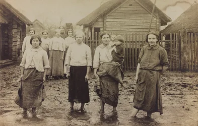 第一次世界大戦: ドイツ軍の侵攻期である1914-1916年のウクライナ。子供を連れた女性たちの集団肖像