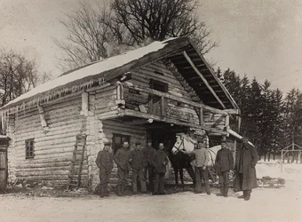 第一次世界大戦：「1914-1916年、ドイツ軍の侵攻下にあるウクライナ。家の前の軍隊（モノクロ写真