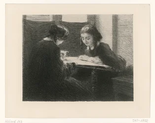 ステッカーを貼る女性たち。テーブルを囲む二人の女性