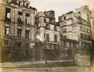 Hotel de Ville、1851年頃に向けたパリの通りの眺め（カロタイプ写真）