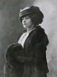 コレット、Sidonie-Gabrielle Colette (Saint-Sauveur-en-Puisaye) のペンネーム