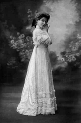 パリ、舞台「Les plumes du Paon」のイヴォンヌ役ゴールドスタイン嬢、1907年10月フランス紙「Le Theatre」より、アンリ・マニュエル撮影。