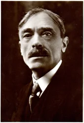 フランスの作家ポール・ヴァレリー、1920-30年頃（モノクロ写真）