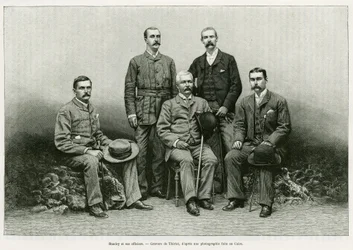ヘンリー・モートン・スタンレー（ジョン・ローランズ 1841-1904）の肖像は、左から役員たちを囲むように描かれている。左からトーマス・ヘイズル・パーク博士（1857-93）、ロバート・H・ネルソン、ウィリアム・G・ステアーズ、アーサー・J・M・ジェフソン。Dans les tenebr」の物語を説明するためのThiriatの版画。