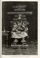 アンナムの皇帝ドンカン王（1864-1889）の肖像。1885年にCharles Edouard Hocquard（1853-1911）が書いた「Trente mois au Tonkin」の挿絵をThiriatが描いたもので、「Le tour du monde, nouveau journal des voyages」に掲載されています。