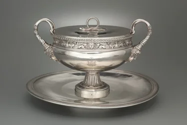カバー付きTureen、トレイ付き、1798-1809
