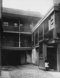 オールドベルイン、ハイホルボーン、中庭、1884年