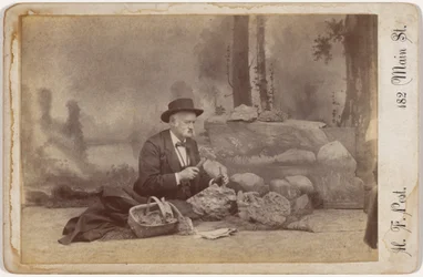 「化石を探すドミニク・パーソンズ」,c.1896年（写真）