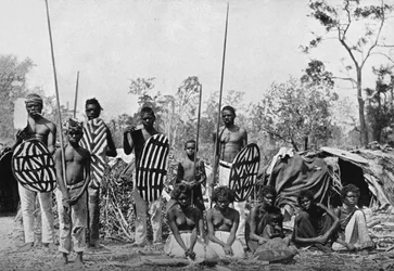 槍と盾を運ぶクイーンズランド原住民のパーティー、1902