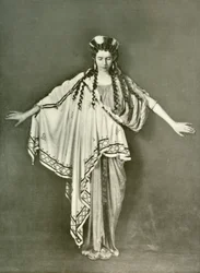アテネのファッション女性BC 600-468、1924年。