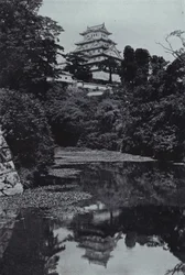 封建的な城、お堀から（モノクロ写真