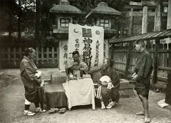 イナリ寺院の占い師、1910年。