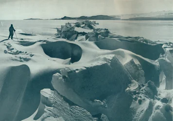 ケープバーンに向かって走る海氷のプレッシャーリッジ、1911年、1913年
