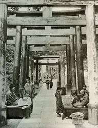 イナリの鳥居通り、1910年。