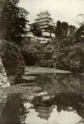 堀からの古い封建時代の城、1910年。