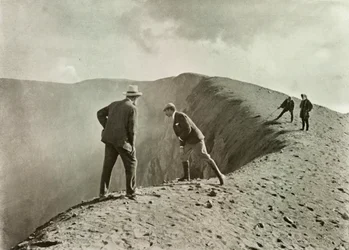 クレーターズブリンクで、浅間山、1910年。
