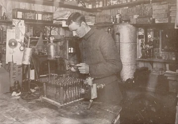 1911年12月21日、1913年、彼の研究室でのシンプソン博士