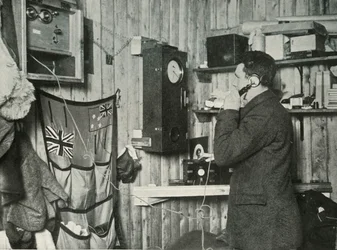 観察のタイミングを定めた電話の反対側の小屋にいるシンプソン博士、c1911、1913