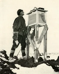 記録される日光の最初の光線を見ているウィルソン博士、c1911、1913