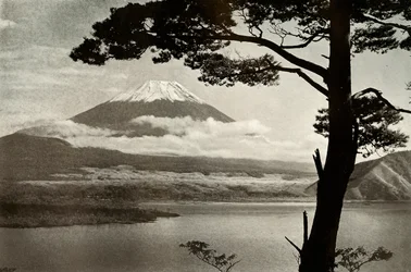 本巣湖からの富士、1910年。