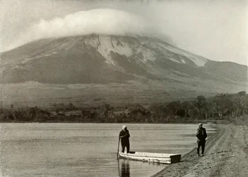 三日月湖からの富士、1910年。