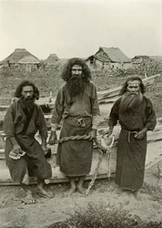 紺野八武、センターの狩人と二人のアイヌ漁師、1910年。