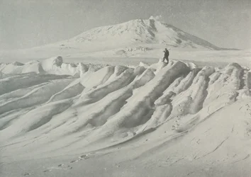 1913年10月、1913年10月、水に覆われた氷山の上のエレバス山