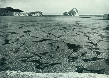 エヴァンス岬沖の流氷にパンケーキの氷が形成、c19101913、1913。