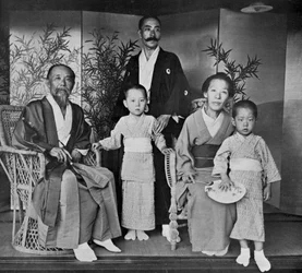 日本の伊藤王子と王女とその家族、1909年。