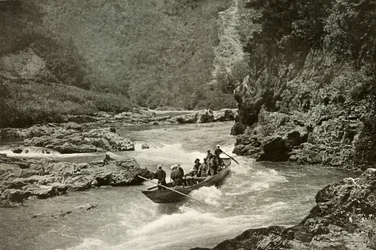 桂川の急流を撮影、1910年。