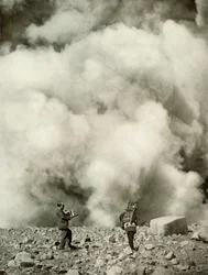 爆発後のAsamas Craterからの煙と蒸気の上昇、1910年。