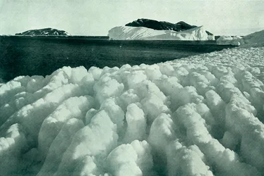 吹雪の後で氷の尾根をスプレーする、c19101913、1913。