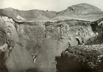 富士山の聖なるクレーター、1910年。