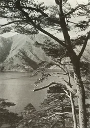 湖を渡るホテル、庄司、1910年。