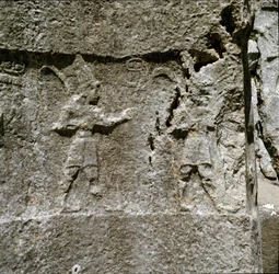 2文字の低浮彫り。紀元前1250-1220年頃。