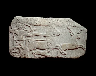 狩りのレリーフ。戦車に乗ったヒッタイト王マラダスが、アッシリアの王たちのように鹿を追いかけている。ネオ〜ヒッタイト時代、紀元前1050〜900年頃。アナトリア産。パリ、ルーヴル美術館（Musee Du Louvre