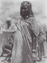 アフリカアウラド・ハミドの銀と琥珀の装飾品（モノクロ写真）