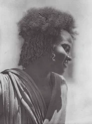 アフリカ：スーダン東部、ハデンドアの若者たち（モノクロ写真）