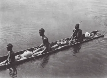 アフリカバール・エル・ゼラフ川のヌエル族の掘っ立て小屋（モノクロ写真）