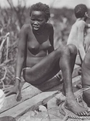 アフリカバール・エル・ゼラフのヌエル族の少女（モノクロ写真）