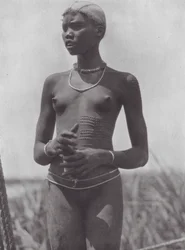 アフリカ装飾傷のあるヌエル族の少女（モノクロ写真）