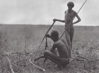 アフリカ休憩するシルックの戦士たち（モノクロ写真）