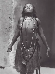 アフリカスーダンのベリーダンサー（モノクロ写真）